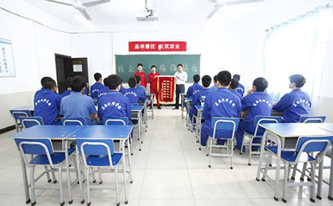 選擇重慶汽修學(xué)校，要注意哪幾點?