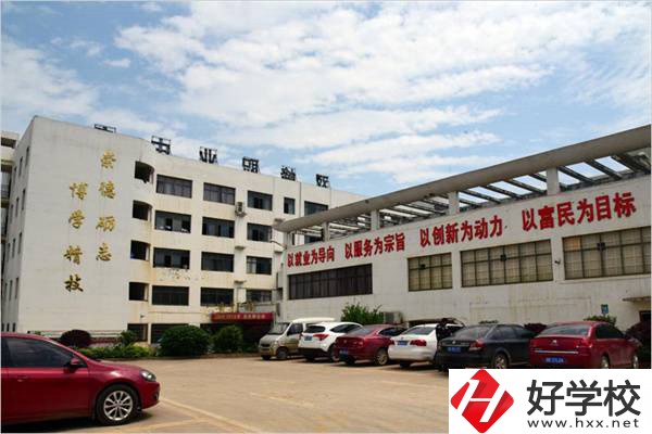 湖南有沒有招收復(fù)讀生的中專學(xué)校？有哪些招生專業(yè)？