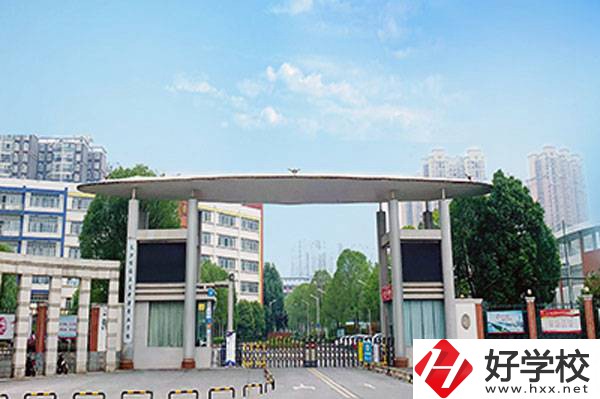 長(zhǎng)沙博雅衛(wèi)生中等專業(yè)學(xué)校的學(xué)費(fèi)標(biāo)準(zhǔn)是多少？