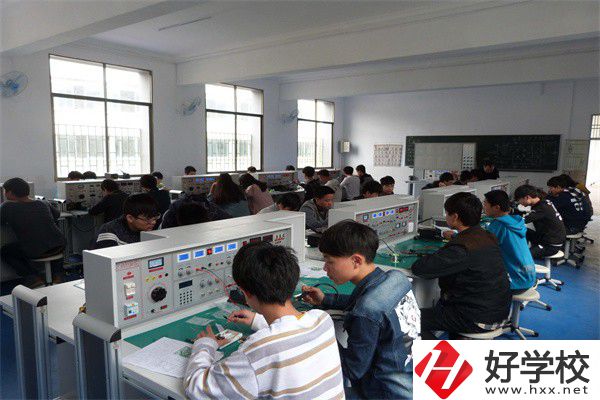 中鋼集團(tuán)衡陽重機(jī)技工學(xué)校是公辦還是民辦？學(xué)費(fèi)是多少？