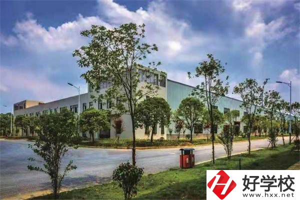 邵陽紡織技工學(xué)校的地址在哪？到校有什么必帶物品？