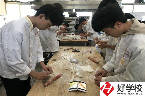 懷化中專學(xué)費(fèi)是多少？有什么資助政策？