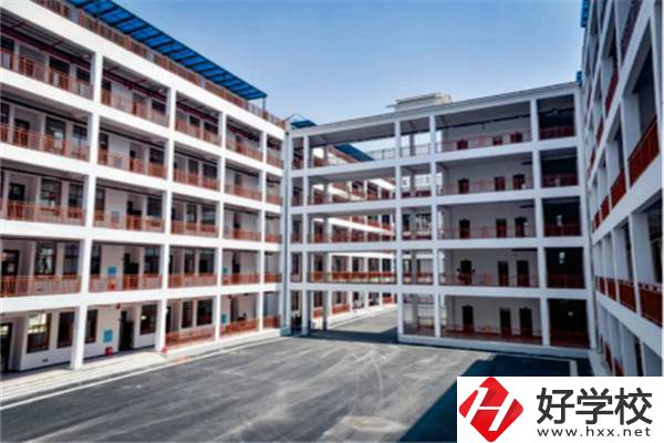 懷化中專學(xué)汽修一年要花多少錢？有哪些中?？梢酝扑]？