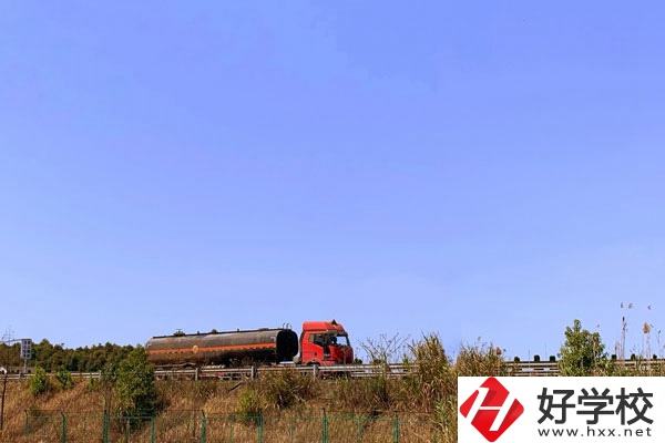 隆回湖湘職業(yè)中專學(xué)校值得學(xué)生報考么？