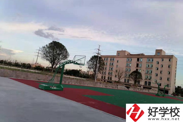 湘潭計(jì)算機(jī)技術(shù)學(xué)校是技校嗎？有什么專業(yè)？