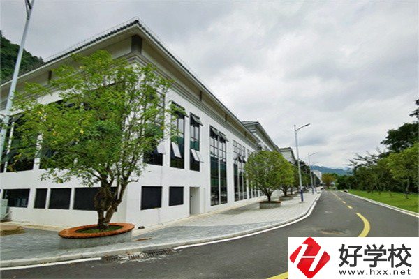 張家界公辦職高有哪幾所？一年學(xué)費多少？