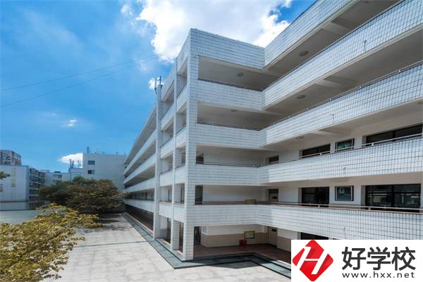 去長(zhǎng)沙建筑工程學(xué)校的乘車路線是什么？