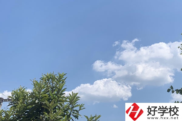 永州湘南職業(yè)技術(shù)學(xué)校環(huán)境以及食堂環(huán)境怎么樣？