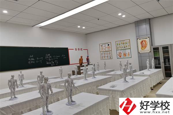 婁底衛(wèi)校招初中生嗎？學(xué)費(fèi)貴嗎？