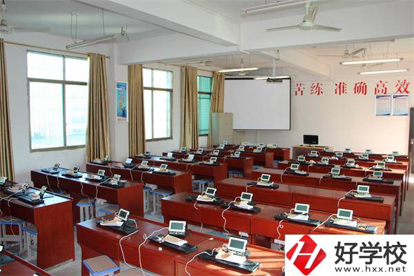 婁底市第一職業(yè)中學(xué)有五年制專業(yè)嗎？錄取要求高嗎？