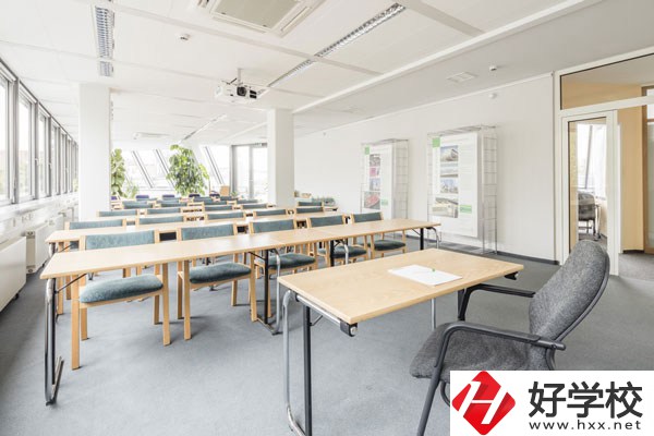 湖南耒陽(yáng)師范有什么專業(yè)？學(xué)費(fèi)貴不貴？