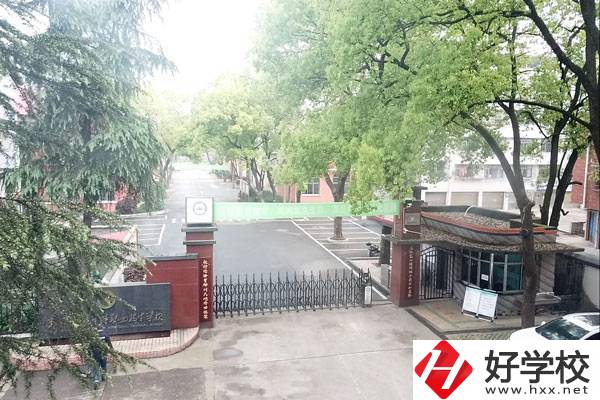 邵陽(yáng)市遠(yuǎn)航中等職業(yè)技術(shù)學(xué)校大門