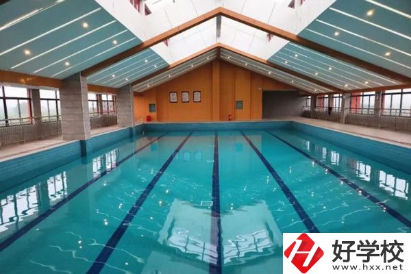 湖南懷化商業(yè)學(xué)校是中專嗎？學(xué)校環(huán)境好不好？