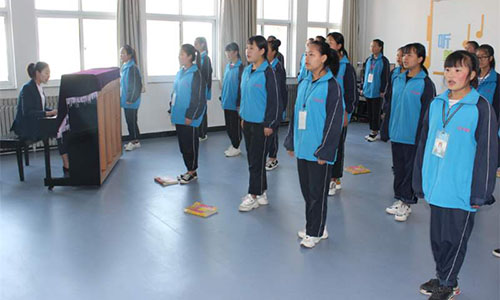 平?jīng)鍪新毥讨行?></center> 
<p><strong>平?jīng)鍪新毥讨行暮喗椋?/strong></p><p>平?jīng)鍪新毥讨行南群螳@得國家、省、市表彰獎勵，被評為“全國職工教育培訓(xùn)示范點"、“全國成人教育先進單位”、“甘肅省教育 系統(tǒng)先進集體”、“甘肅省模范職工之家”、“全省中等職業(yè)學(xué)校信息化教學(xué)大賽優(yōu)秀組織單位”、“平?jīng)鍪薪逃到y(tǒng)先進集體”、“平安校園” 和“黨建綜合示范點”，連續(xù)多年獲縣委、縣政府年度教育工作先進集體等獎勵。</p><p>現(xiàn)有教職工84人，其中“雙師型”教師14名?，F(xiàn)有20個教學(xué)班，在校學(xué)生882名，彈性學(xué)籍學(xué)生300名，電大成人本、?？茖W(xué)生230名。開設(shè)旅游服務(wù)與管理、汽車運用與維修、護理、學(xué)前教育等7個專業(yè)，其中電子技術(shù)應(yīng)用和計算機應(yīng)用為市級示范性專業(yè)。</p><p>在崇信縣委、縣政府及縣教科局的正確領(lǐng)導(dǎo)和大力支持下，學(xué)校以黨的十九大精神及習(xí)近平新時代中國特色社會主義思想為指導(dǎo)，深入貫徹落實全國、省、市、縣教育工作會議各項決策部署，以辦人民滿意的教育為宗旨，按照“厚德強能、強化特色、精細管理、科學(xué)發(fā)展”的辦學(xué)思路，不斷創(chuàng)新辦學(xué)理念，持續(xù)推進教學(xué)改革，著力改善辦學(xué)條件，教育規(guī)模、質(zhì)量和效益得到了穩(wěn)步提高。</p><div   id=