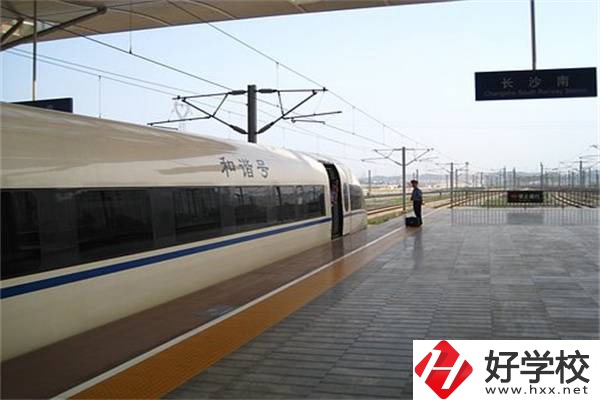 湘潭有可以學(xué)高鐵乘務(wù)的中專嗎？就業(yè)薪資高嗎？