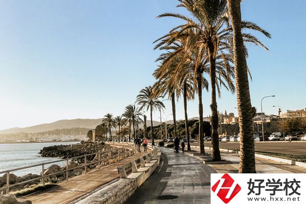 湖南醫(yī)藥職業(yè)中專是公辦還是民辦？可以學哪些專業(yè)？