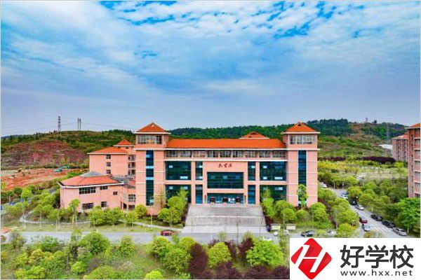 永州的技工學校是否免學費？還要交其它費用嗎？