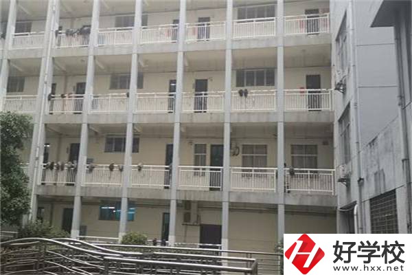 張家界有國(guó)家重點(diǎn)的中專(zhuān)學(xué)校嗎？學(xué)費(fèi)要多少？
