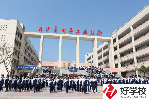 外地的學生能讀長沙市電子工業(yè)學校嗎？