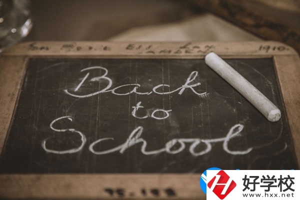 湘潭交通職業(yè)學校學費貴不貴，宿舍怎么樣？