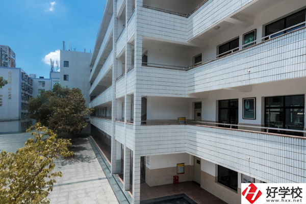 長(zhǎng)沙建筑工程學(xué)校學(xué)費(fèi)是多少？