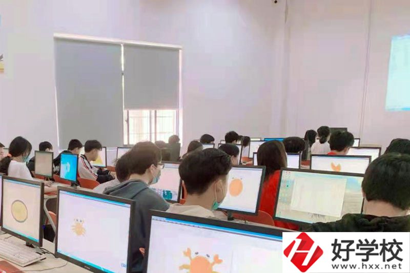 湘潭計算機(jī)職業(yè)學(xué)校實訓(xùn)室