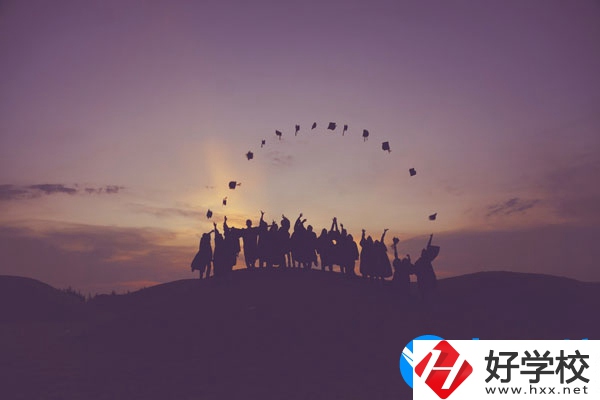 湘潭交通職業(yè)學校學費貴不貴，宿舍怎么樣？