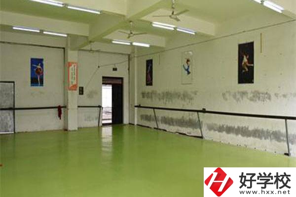 張家界旅游學(xué)校開(kāi)設(shè)了哪些熱門(mén)專業(yè)？