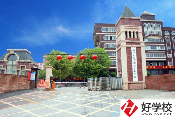 長沙市拔萃中等職業(yè)學校有哪些專業(yè)？學費是多少？