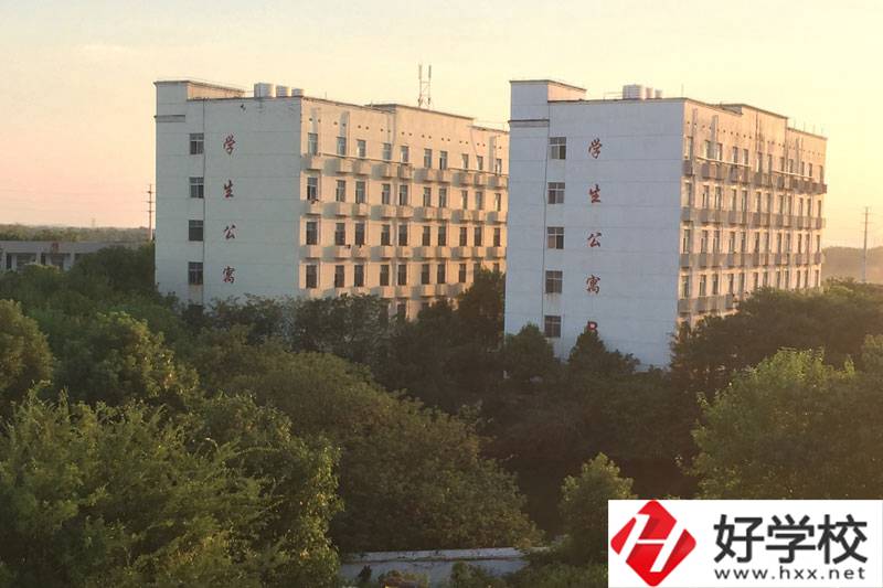 湘潭科旺電腦職業(yè)中專的設(shè)施和管理怎么樣？