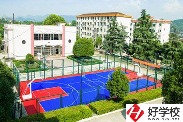婁底漣源工貿(mào)中專學(xué)校的學(xué)費(fèi)是多少？