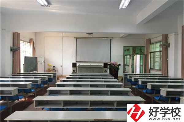 株洲市德才職業(yè)技術(shù)學(xué)校是公辦還是民辦？學(xué)費(fèi)是多少？