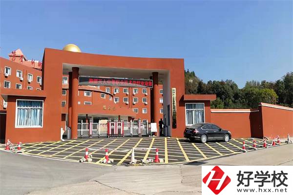 湘潭有可以學(xué)高鐵乘務(wù)的中專嗎？就業(yè)薪資高嗎？