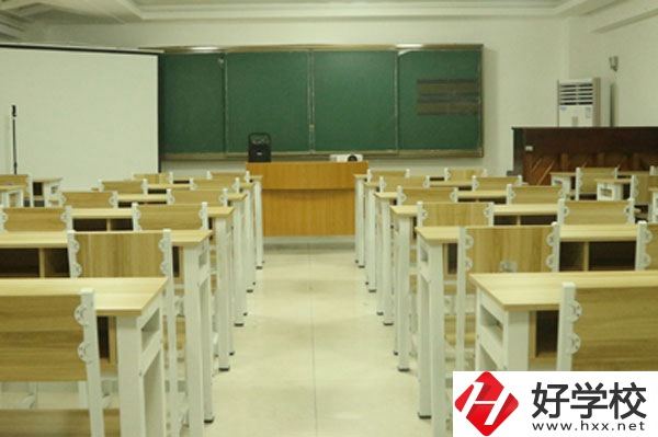 湖南長沙藝術(shù)學校的學費是多少？