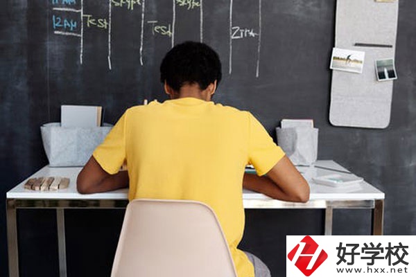 郴州有哪些公立的中專學(xué)校？專業(yè)有哪些？