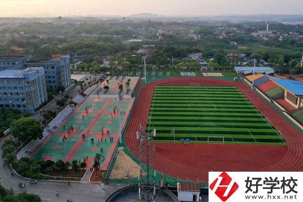 湘潭工貿(mào)中專招收往屆生嗎？