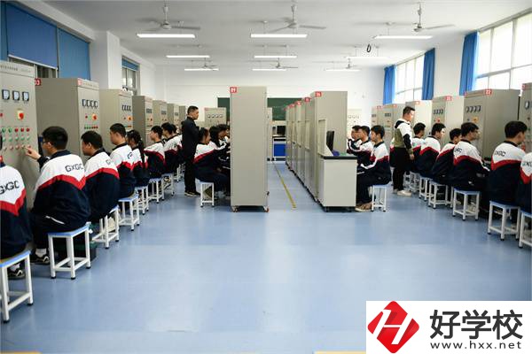 長沙高新技術(shù)學校實訓室