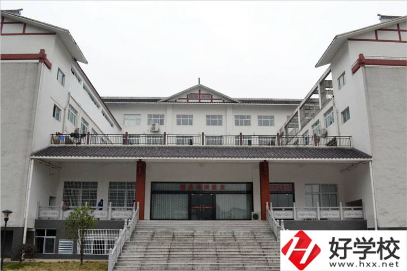 在張家界讀旅游管理專業(yè)，推薦哪所中職學(xué)校？