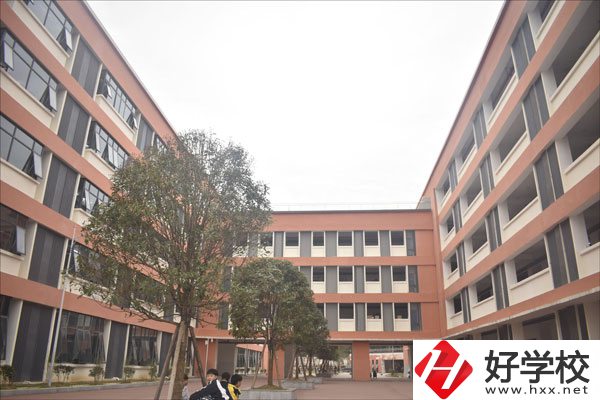 湘西龍山縣第一職業(yè)中學(xué)學(xué)校怎么樣？環(huán)境如何？