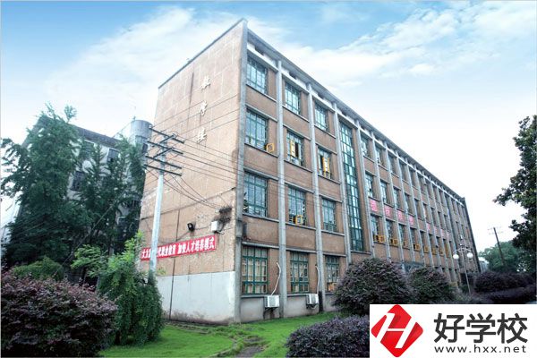 湘潭交通職業(yè)學(xué)校是公辦還是民辦？學(xué)費(fèi)貴不貴？