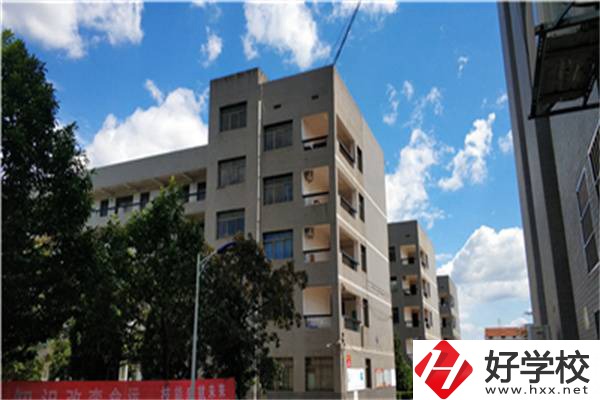 在婁底有開設(shè)航空專業(yè)的職校嗎？學(xué)航空專業(yè)有前途嗎？
