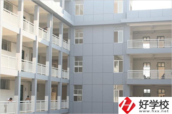 張家界有沒有招往屆生、插班生、轉(zhuǎn)學(xué)生的職校？