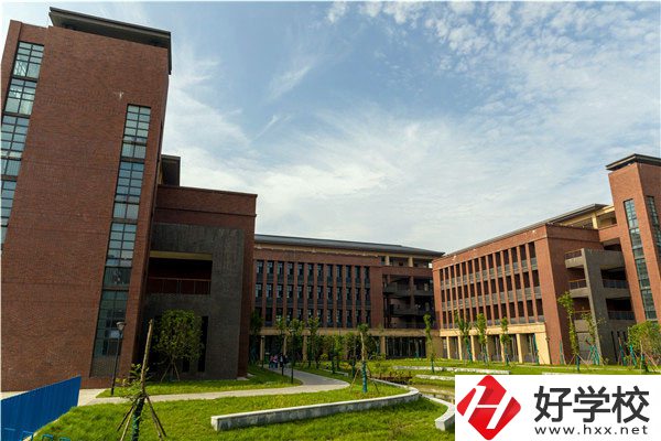 在常德財經(jīng)學(xué)校學(xué)會計，發(fā)展前景怎么樣？