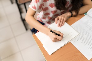 普通專升本考試的前景如何？值得報考嗎？專升本學(xué)歷有什么用？